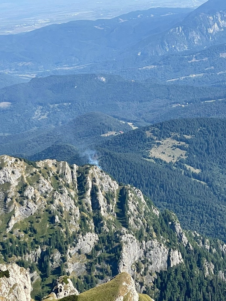 A doua zi de intervenţie a elicopterului pentru stingerea incendiului care a cuprins vegetaţie uscată pe munte, în nordul judeţului Prahova - FOTO
