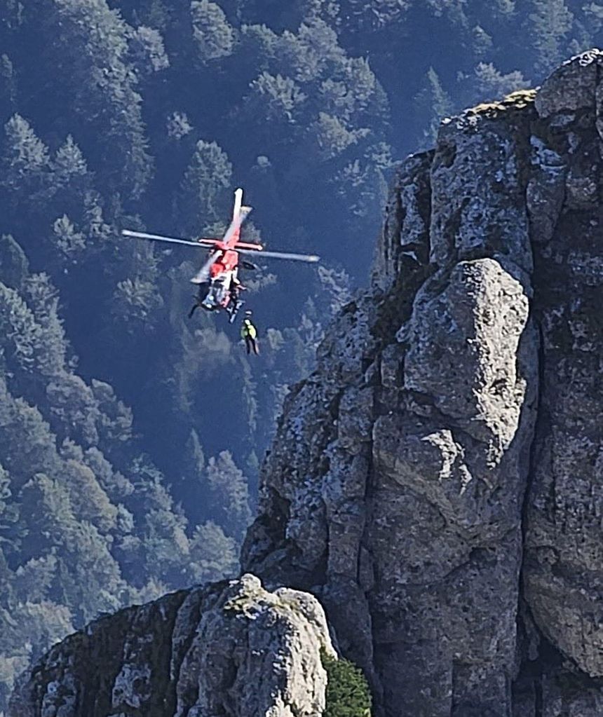 Intervenţie  cu ajutorul elicopterului pentru recuperarea a doi turişti care au rămas blocaţi pe munte - FOTO
