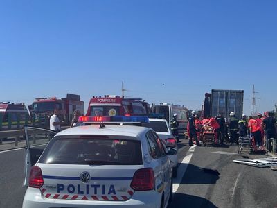 UPDATE - Constanţa: Plan Roşu Intervenţie activat în urma unui accident rutier între un microbuz şi autotren, pe A4 Ovidiu-Agigea / 13 persoane au fost rănite, 11 fiind încarcerate / 11 persoane din microbuz şi şoferul autotrenului, la spital - FOTO
