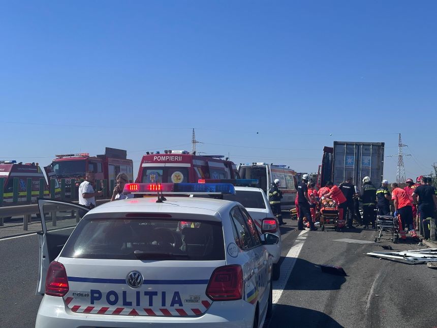 UPDATE - Constanţa: Planul Roşu Intervenţie a fost activat după producerea unui accident rutier între un microbuz şi autotren, pe A4 Ovidiu-Agigea / 13 persoane au fost rănite, 11 fiind încarcerate - FOTO 