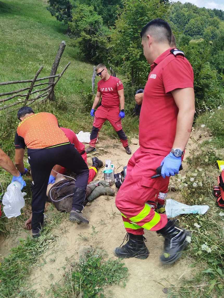 Maramureş: Bătrân mort după ce a fost înjunghiat, în urma unui conflict, într-o zonă cu acces dificil/ Echipajele medicale au intervenit împreună cu salvamontiştii, dar nu l-au putut salva pe bărbat