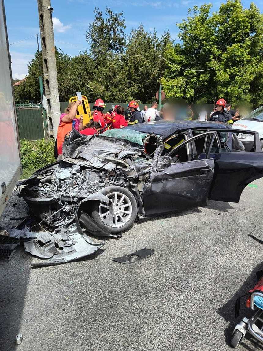 Cinci răniţi, într-un accident rutier produs pe drumul naţional 72, între Ploieşti şi Târgovişte - FOTO
