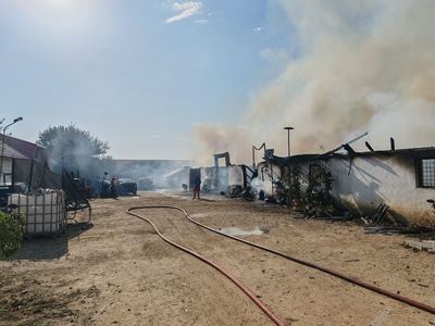 Olt: Adăpost de animale distrus într-un incendiu / Intervenţia pompierilor a durat mai bine de şapte ore / Care a fost cauza incendiului - FOTO
