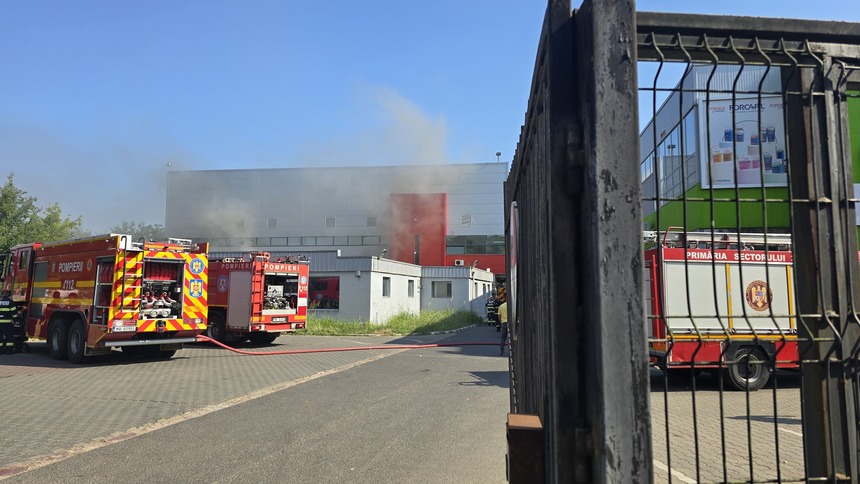 Incendiu puternic la o hală din Popeşti-Leordeni / Au fost evacuate zece persoane - FOTO
