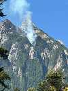 Turiştii, sfătuiţi să evite principalele trasee din Bucegi, în acest weekend, din cauza reactivării incendiului din Valea Bujorilor
