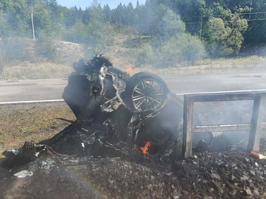 Accident spectaculos în judeţul Suceava. Un autoturism s-a răsturnat şi a luat foc în urma impactului cu altă maşină - FOTO, VIDEO
