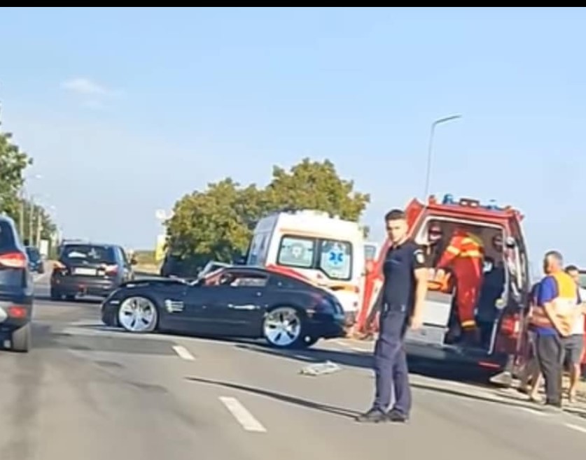 Maramureş: Cinci persoane, rănite şi duse la spital după ce un microbuz şi un autoturism s-au ciocnit - FOTO
