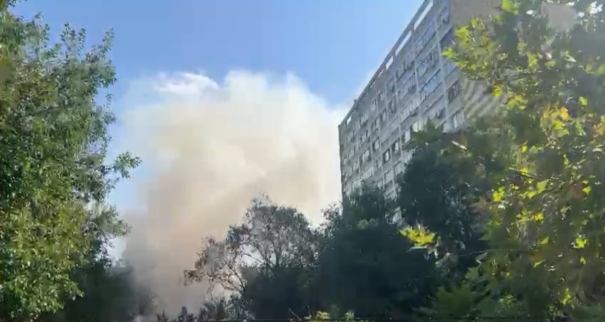 UPDATE - Incendiul cu degajări mari de fum din Sectorul 3 al Capitalei a fost lichidat / 40 de persoane dintr-un imobil învecinat au fost evacuate - VIDEO
