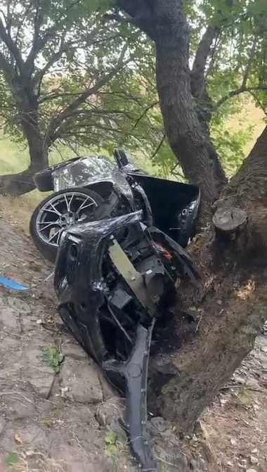 Dolj: Tânăr grav rănit după ce maşina pe care o conducea s-a izbit violent de un copac. În urma impactului, maşina a fost zdrobită - VIDEO 
