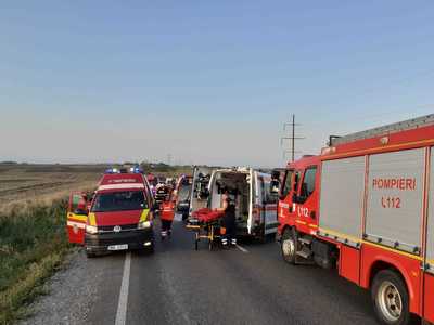 UPDATE - Suceava - Grav accident rutier pe DN 2  - Două persoane au murit şi alte opt, inclusiv doi copii, au fost rănite / Au fost implicate două autoturisme şi un microbuz de călători /  Plan Roşu de Intervenţie activat - FOTO, VIDEO