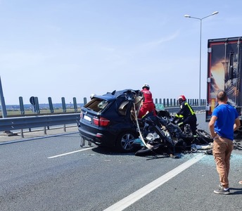 UPDATE - Arad: Accident între o maşină de teren şi o autoutilitară pe autostrada A1/ Unul dintre şoferi a rămas încarcerat - FOTO
