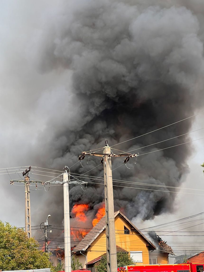 UPDATE - Două case cuprinse de un incendiu, lângă Timişoara/ A avut loc şi o explozie/ Focul a pornit la un garaj/ În urma incendiului, au ars patru maşini
