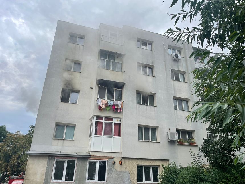 Incendiu în bucătăria unui apartament dintr-un bloc din Botoşani/ 14 persoane, evacuate/ Două victime, transportate la spital cu arsuri/ Alte două persoane au suferit atac de panică