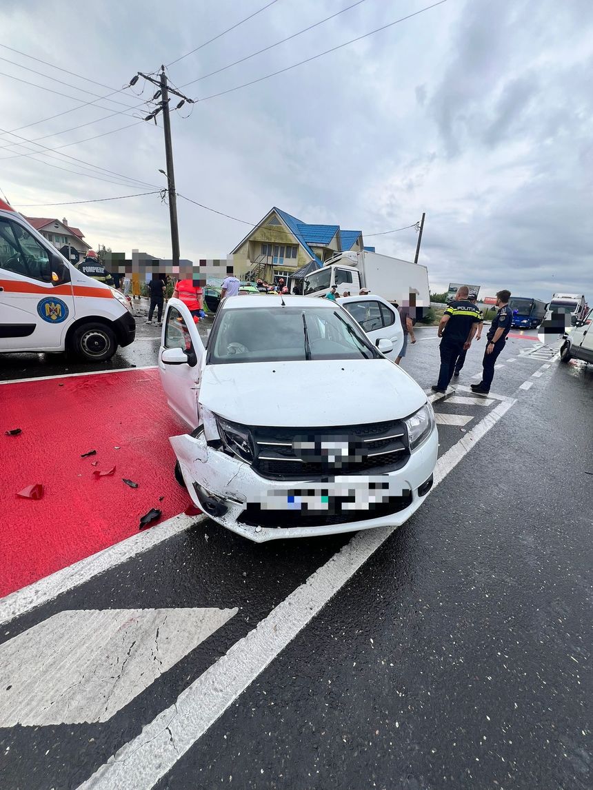 UPDATE - Vrancea - Accident în lanţ în care au fost implicate patru autovehicule, inclusiv o maşină a Poliţiei. Opt persoane, inclusiv cinci poliţişti, au fost rănite - FOTO