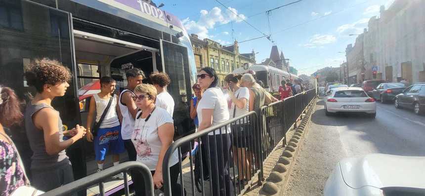 UPDATE - Femeie lovită de tramvai, la Timişoara/ Victima şi-a pierdut o mână/ Femeia ar fi forţat uşile pentru a coborî deşi tramvaiul nu era în staţie