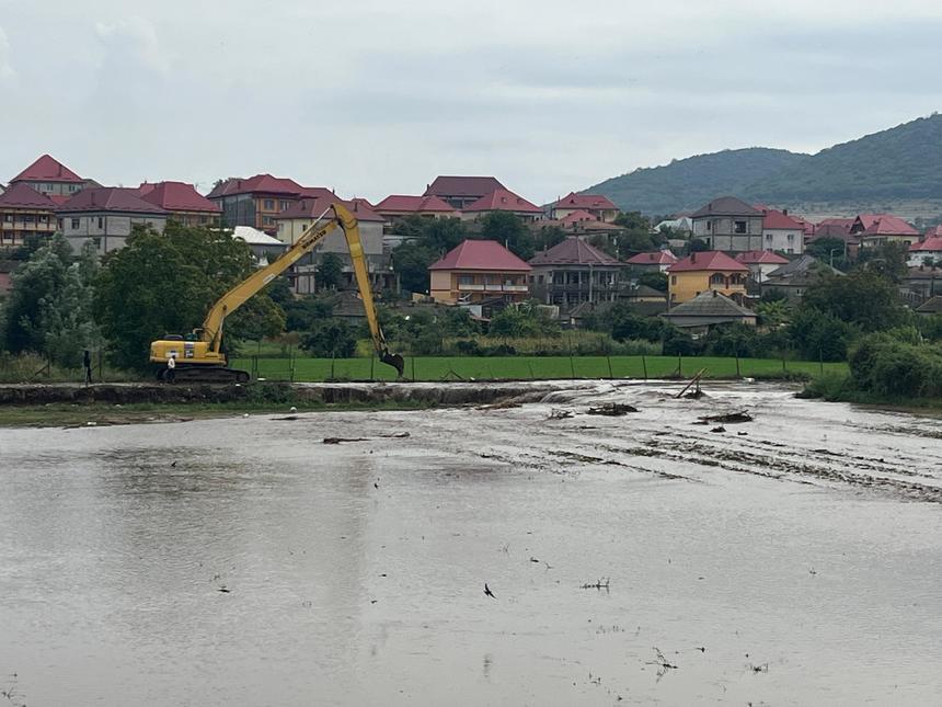 Tulcea: Mai multe gospodării au fost inundate după ce un pârâu s-a umflat în urma ploilor torenţiale - FOTO
