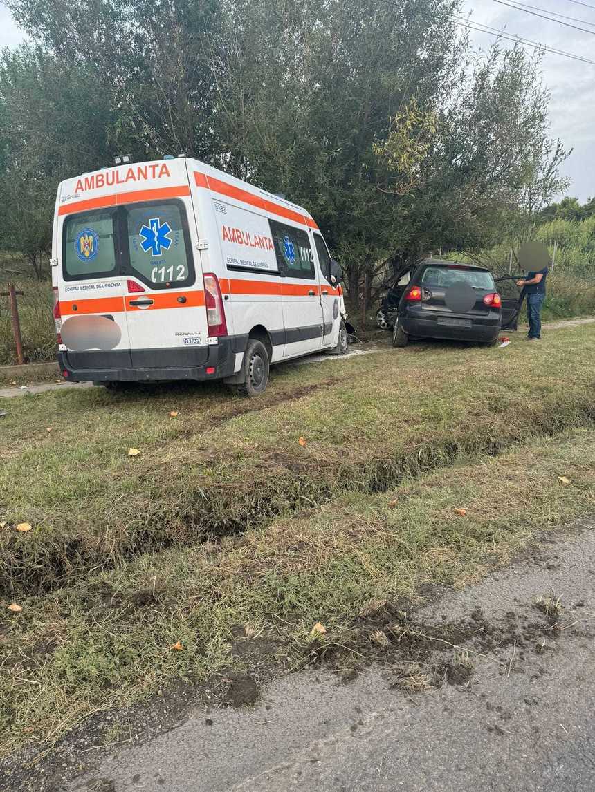 Galaţi: Patru persoane, rănite după ce un autoturism a lovit o ambulanţă aflată în misiune, pe DN 25