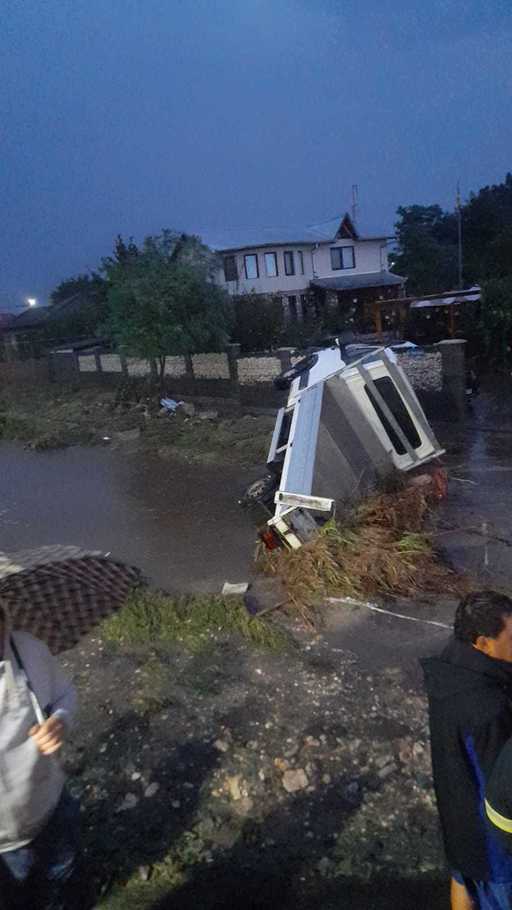 Constanţa: Peste 500 de apeluri la 112 până la ora 6.00 care semnalau situaţii de urgenţă / Mai multe localităţi din judeţ, sub cod roşu de ploi / Cetăţenii au fost avertizaţi să nu iasă din case - FOTO, VIDEO
