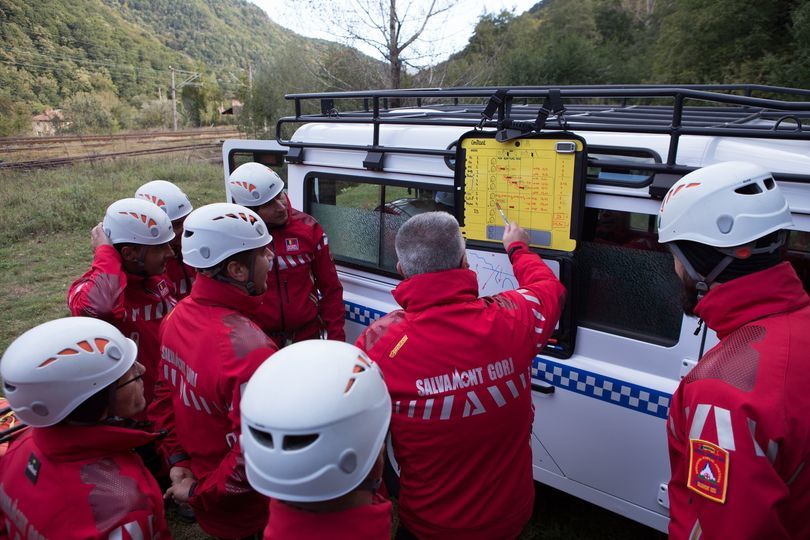  Dispeceratul Naţional Salvamont: În ultimele 24 de ore, 11 apeluri prin care se solicita intervenţia de urgenţă a salvamontiştilor. Au fost salvate 13 persoane, 3 au ajuns la spital şi o persoană a decedat