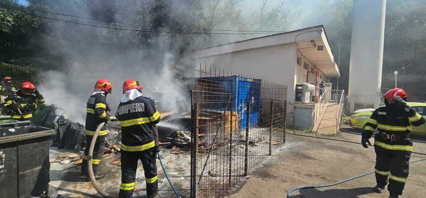 UPDATE - Incendiu la tomberoane aflate în curtea Spitalului Judeţean Piatra Neamţ  / Nicio persoană nu a fost evacuată şi nu a avut nevoie de îngrijiri medicale / Cauza probabilă, o ţigară aruncată la întâmplare