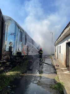 UPDATE - Incendiul din apropierea gării din Cluj-Napoca a fost stins / Cauza probabilă,  persoane fără adăpost care au făcut focul într-un vagon dezafectat -  VIDEO 
