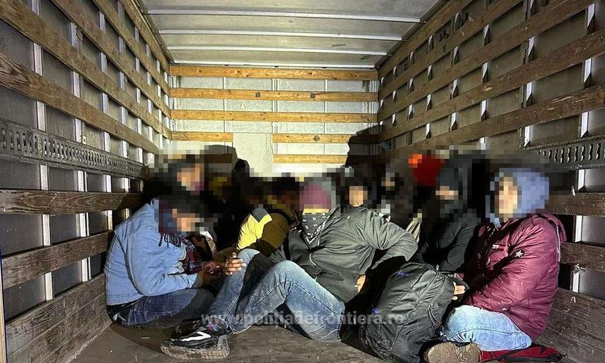 Poliţia de Frontieră: 38 de percheziţii pentru anihilarea unei reţele de trafic de migranţi / Membrii grupării sunt acuzaţi că transportau migranţi în Italia contra sumei de 1.300 de euro pentru fiecare
