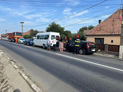 Mureş - Accident în care au fost implicate cinci maşini, pe DN 13 Rupea - Sighişoara. Două persoane au fost rănite - FOTO