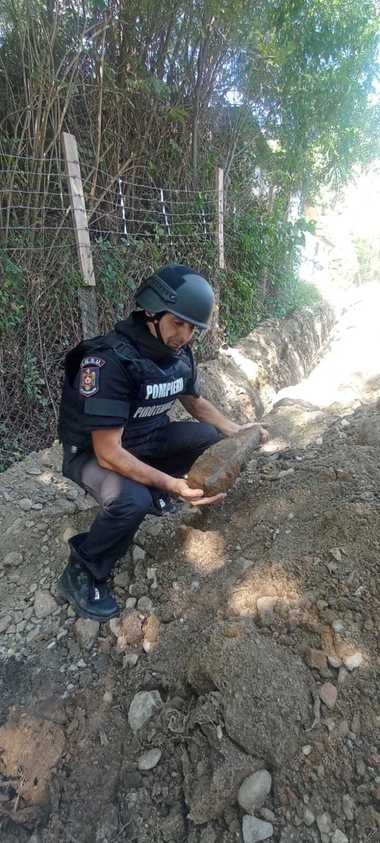 Vâlcea: Bombă cu încărcătură de TNT, descoperită pe marginea unui drum, în timpul săpăturilor pentru reţeaua de alimentare cu gaze