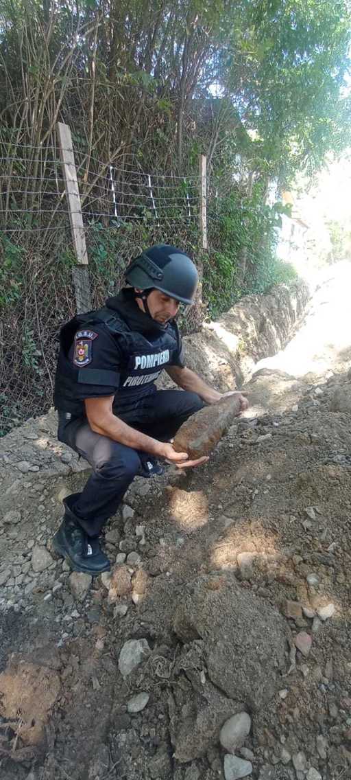 Vâlcea: Bombă cu încărcătură de TNT, descoperită pe marginea unui drum, în timpul săpăturilor pentru reţeaua de alimentare cu gaze