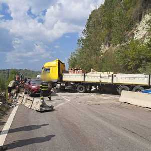 UPDATE - Traficul pe DN 1, oprit la intrarea pe Valea Prahovei după ce un camion încărcat cu materiale de construcţii a derapat şi a rămas blocat pe ambele sensuri de mers/ Circulaţia a fost reluată