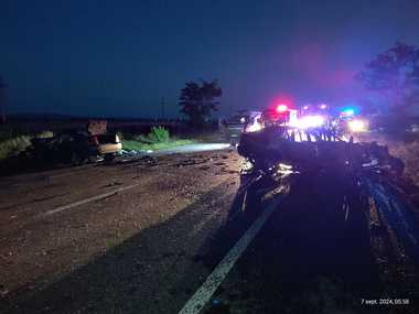 UPDATE - Bacău: Doi morţi şi doi răniţi, într-un accident rutier pe DN 2 / Două maşini s-au ciucnit / Persoanele decedate - tineri de 21 şi 26 de ani 