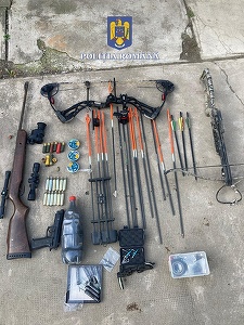 Hunedoara: Tânăr reţinut 24 de ore, după ce în urmu unor percheziţii poliţiştii au găsit în locuinţa lui un pistol tip airsoft, muniţie, dar şi o arbaletă cu săgeţi

