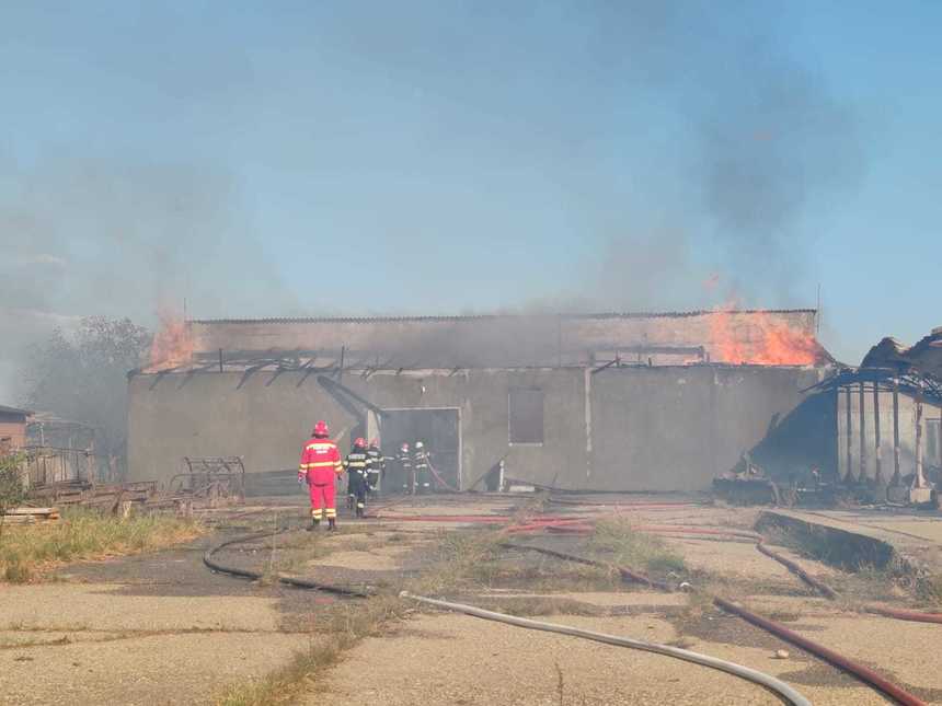 UPDATE - Maramureş: Un incendiu de vegetaţie ameninţă trei sate/ Au fost chemaţi pompieri din alte judeţe/ 90 de persoane, evacuate/ Traficul pe DN 1, oprit complet/ Intervin şi două aeronave Spartan de la MApN/ S-a emis mesaj Ro-Alert - FOTO, VIDEO