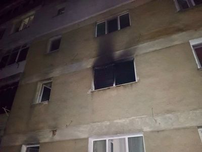 Botoşani: Incendiu cu degajări mari de fum, într-un bloc din oraşul Darabani/ Optsprezece persoane au ieşit din clădire