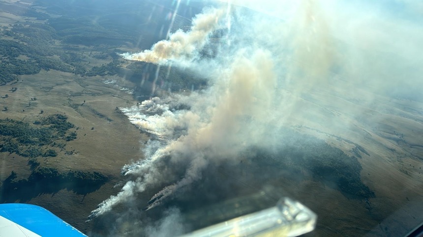 UPDATE - Maramureş: Incendiu de vegetaţie forestieră în zona montană Igniş / Este afectată o suprafaţă de 70 de hectare / Acces dificil / Focul a fost localizat