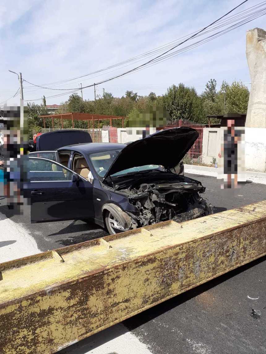 Teleorman: Un limitator de înălţime, la un pas să cadă peste un autoturism, în oraşul Videle - FOTO
