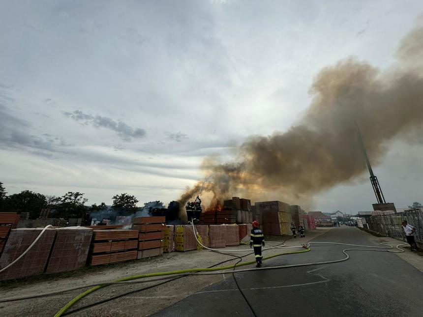 Sibiu: Incendiu la un depozit de materiale de construcţii / Ard paleţi, cu degajări mari de fum – FOTO