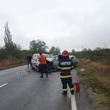 Bihor: Accident cu şase victime, pe DN 76 / Au fost implicate un autocamion şi două maşini / Traficul este perturbat