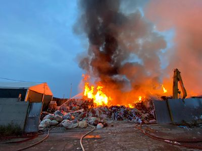 UPDATE - Alertă pentru locuitorii din municipiul Sibiu şi zonele învecinate, din cauza unui puternic incendiu produs la un depozit de deşeuri / Dispozitivul, suplimentat - FOTO / VIDEO