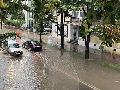 Constanţa: Mai multe străzi şi gospodării au fost inundate în urma ploii torenţiale / Mijloacele de transport în comun au întârzieri din cauza apei de pe străzi / Zeci de sesizări primite de Regia de Apă din staţiuni - FOTO