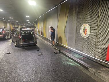 UPDATE - Bucureşti - Accident în care au fost implicate trei maşini, în Pasajul Unirii. Brigada Rutieră: Au rezultat exclusiv pagube materiale - FOTO, VIDEO