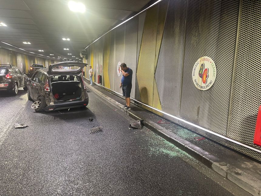 UPDATE - Bucureşti - Accident în care au fost implicate trei maşini, în Pasajul Unirii. Brigada Rutieră: Au rezultat exclusiv pagube materiale - FOTO, VIDEO