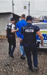 Giurgiu: Şofer arestat preventiv după ce nu a oprit la semnalul Poliţiei. El a fost urmărit 15 kilometri, fără a fi prins, apoi s-a prezentat singur la Poliţie. Bărbatul a mai fost condamnat pentru infracţiuni în trafic