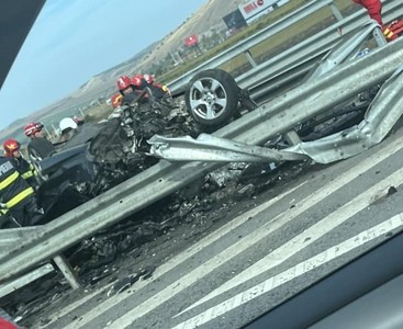 Accident grav pe Autostrada A3, în judeţul Mureş. Un autoturism s-a zdrobit de parapetul metalic, la una dintre ieşiri. Şoferul a murit pe loc - FOTO
