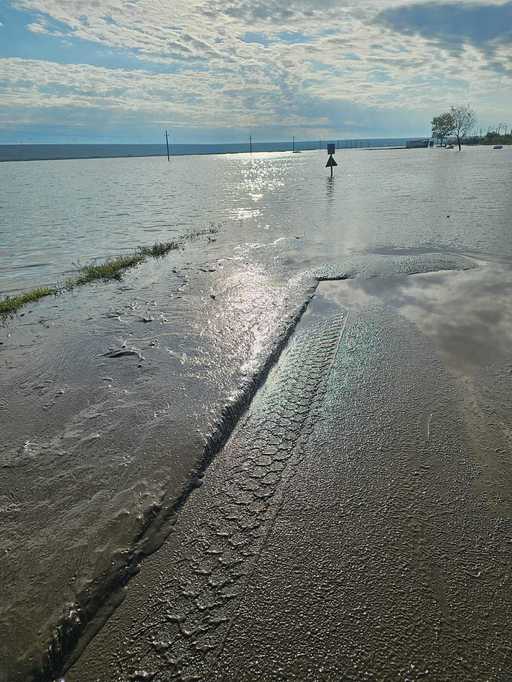 Inundaţii în Galaţi - Drumul Galaţi - Găneşti, acoperit de aluviuni, a fost redeschis circulaţiei - FOTO