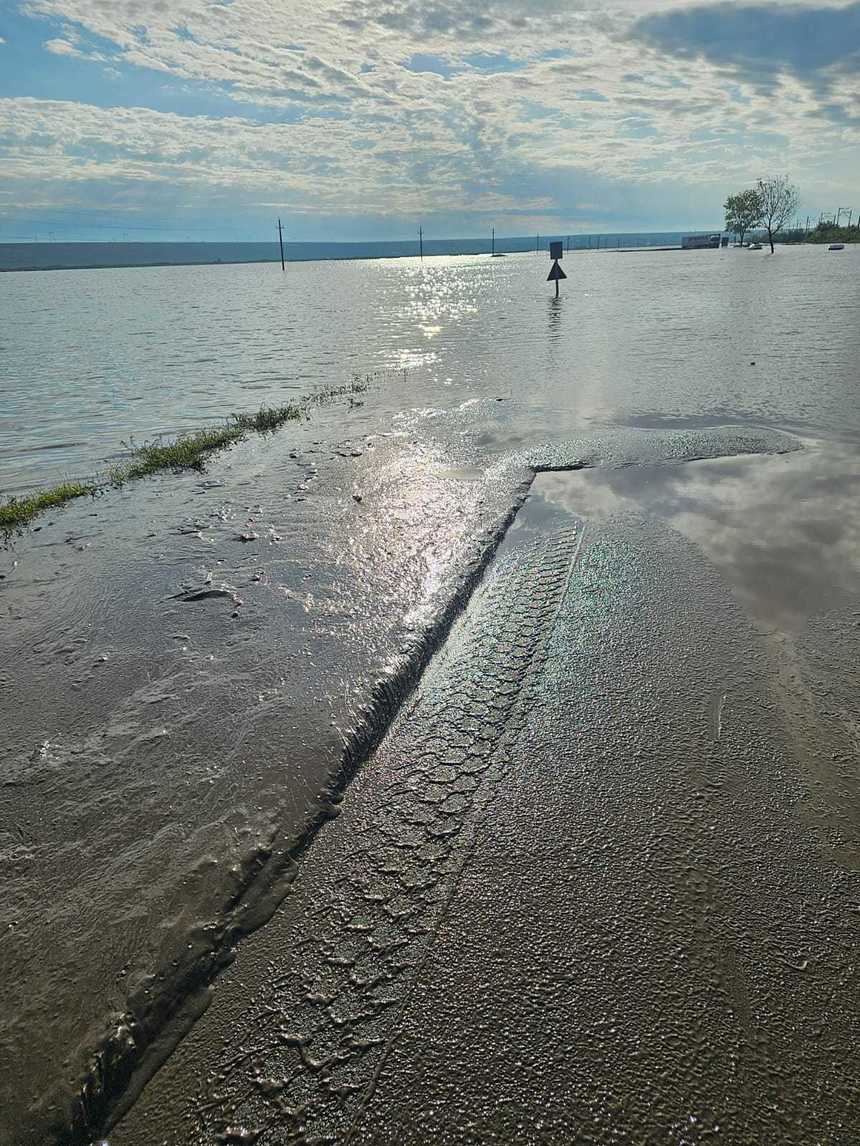 Inundaţii în Galaţi - Drumul Galaţi - Găneşti, acoperit de aluviuni, a fost redeschis circulaţiei - FOTO