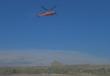Un elicopter Black Hawk transportă stâlpi pentru refacerea infrastructurii electrice din judeţul Galaţi / Stâlpii au peste 12 metri lungime, iar cel mai greu cântăreşte peste un sfert de tonă – FOTO / VIDEO