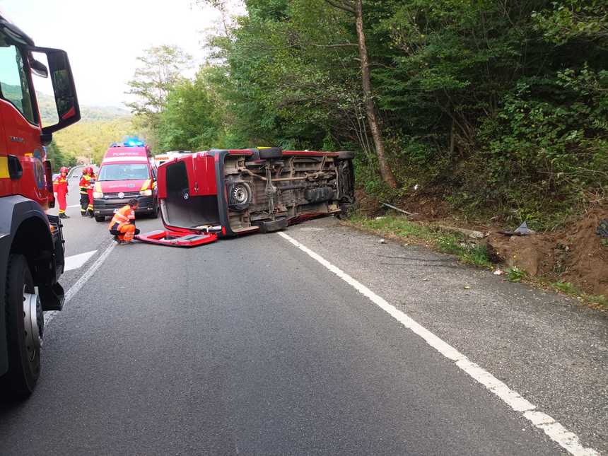 Hunedoara: Plan Roşu de Intervenţie, după ce un microbuz care transporta 7 persoane s-a răsturnat