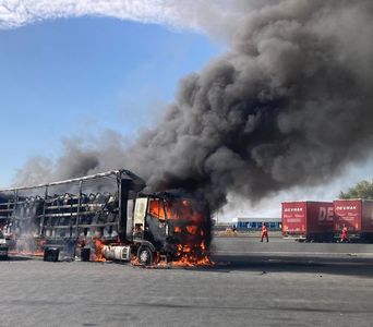 Arad: Incendiu izbucnit la un autocamion cu electrocasnice, în vama Nădlac, pe autostrada A1 - FOTO