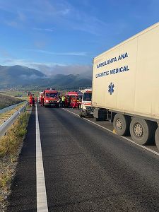 Sibiu: Trei răniţi, după ce două TIR-uri s-au ciocnit frontal, pe breteaua care leagă A1 şi DN 7/ Traficul pe autostradă, oprit, circulaţia fiind deviată pe DN 7 - FOTO